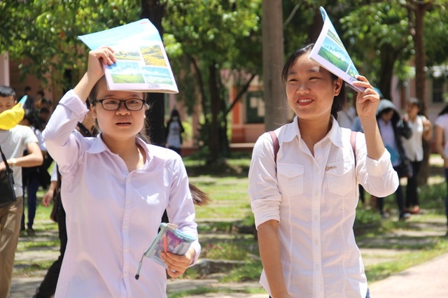 Đề GDCD, Sử và Địa đều dễ, thí sinh phấn khởi kết thúc kỳ thi - 30
Nụ cười hớn hở trên môi các thí sinh. (Ảnh: Đ. Đức)