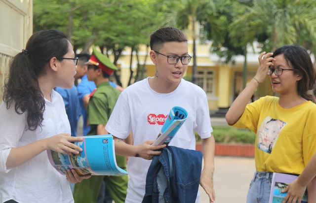 Đề GDCD, Sử và Địa đều dễ, thí sinh phấn khởi kết thúc kỳ thi - 37
Tuy nhiên, các em cũng nhận định, trong 3 môn thì môn Lịch sử khó hơn, đề khá dàn trải. (Ảnh: Hoàng Lam)