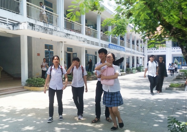 Đề GDCD, Sử và Địa đều dễ, thí sinh phấn khởi kết thúc kỳ thi - 41
Các bạn thí sinh vui vẻ bước ra khỏi phòng thi vì đề khá dễ thở. (Ảnh: Quỳnh Nga/Đại Dương)