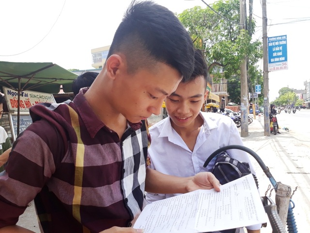 Đề GDCD, Sử và Địa đều dễ, thí sinh phấn khởi kết thúc kỳ thi - 11 Thí sinh xem lại đề thi