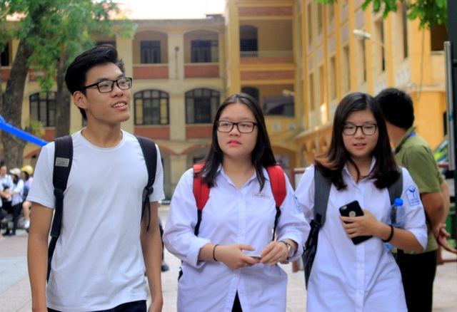 Đề GDCD, Sử và Địa đều dễ, thí sinh phấn khởi kết thúc kỳ thi - 16 Đề thi môn GDCD sát với chương trình học, thí sinh dễ dàng chọn đáp án. (Ảnh: Hà Cường)