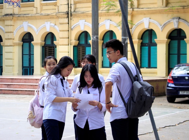 Đề GDCD, Sử và Địa đều dễ, thí sinh phấn khởi kết thúc kỳ thi - 15 Kết thúc những ngày áp lực, thí sinh vui vẻ khi hoàn thành tốt bài thi. (Ảnh: Hà Cường)