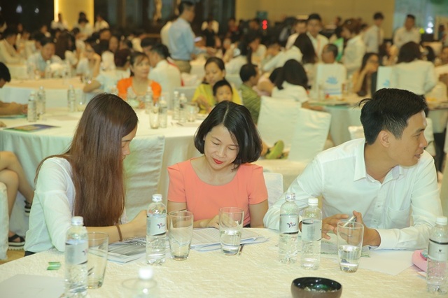 Dự án nào đang được khách “Tây” quan tâm? - 1 Ảnh khách Hàn tham khảo mua sản phẩm. Được biết, tất cả các khách hàng mua căn hộ trong đợt này đều có cơ hội được tặng gói quà nội thất gồm 1 bộ điều hòa nhãn hiệu GENERAL theo số lượng phòng ngủ và phòng khách của mỗi căn hộ.