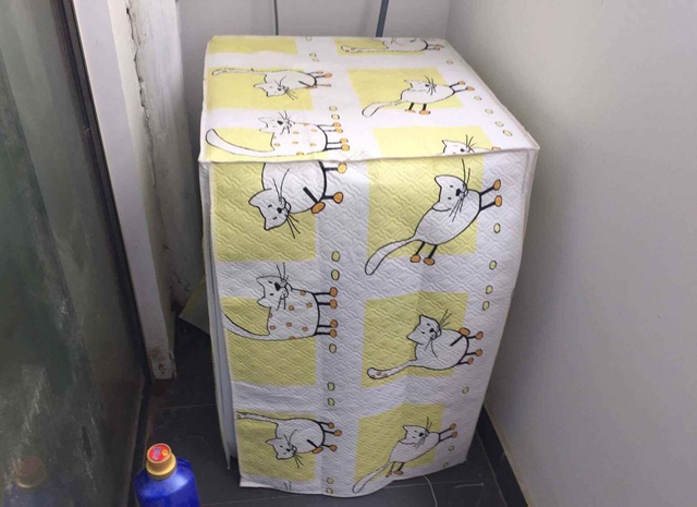 Mánh bán kèm kiếm tiền triệu mỗi ngày của shipper - 2
Nhân viên giao hàng tư vấn cho khách mua thêm áo máy giặt để bảo vệ máy tốt hơn với giá 150.000 đồng/sản phẩm