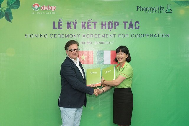 Lần đầu tiên ra mắt thương hiệu Thảo dược châu Âu tại Việt Nam - 1 Giám đốc Công ty Cổ phần Dược phẩm Delap Lê Thanh Nội ký kết hợp tác với ông Marc Duperchy – CEO của Pharmalife Research