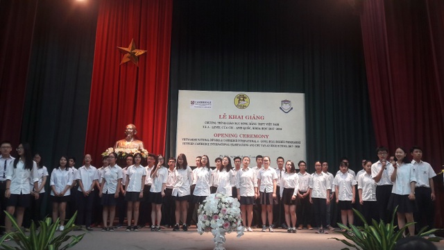 Hà Nội: Khai giảng đào tạo song bằng tú tài Trung học phổ thông - 1
50 học sinh đầu tiên của chương trình đào tạo song bằng hát trong lễ khai giảng