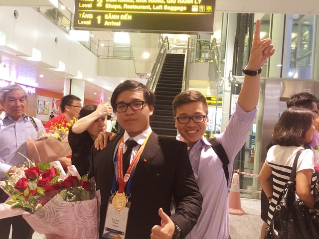 Chàng trai lớp 11 "đổi màu" huy chương Olympic Hóa học quốc tế cho anh trai - 1
Phạm Đức Anh (trái) và anh trai Phạm Minh Tuấn đều là “chiến binh” của đội tuyển Việt Nam tại Olympic Hóa học quốc tế.