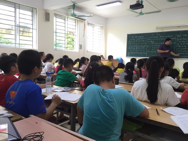 
Thầy giáo Nguyễn Cảnh Duy tại lớp học ôn thi vào Chuyên Ngoại Ngữ.
