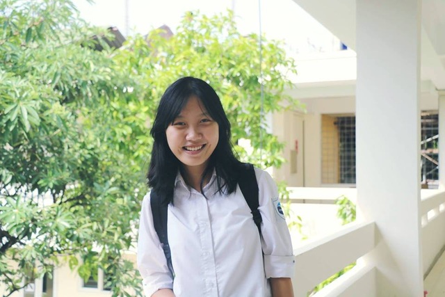 Viết về “cái lườm nguýt” của người lớn, nữ sinh Hòa Bình nhận học bổng 2,5 tỷ đồng - 1
Nữ sinh Hòa Bình Phạm Hà Vi giành học bổng toàn phần UWC tại Singapore.