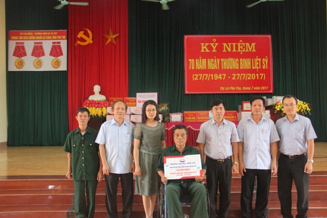 
Đại diện Đại học Thủy Lợi đã trao tặng 40 triệu đồng từ việc vận động quyên góp của giảng viên, cán bộ và sinh viên nhà trường gửi tới cho các thương, bệnh binh tại Trung tâm điều dưỡng người có công tỉnh Phú Thọ.
