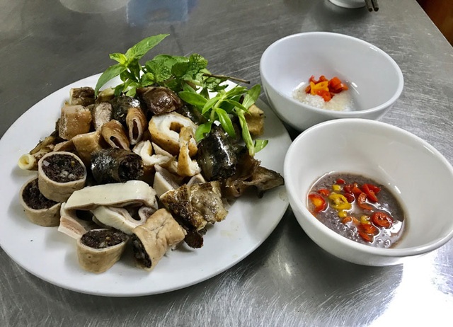 Lão bà tuổi 90 bán nộm sứa: 70 năm nức tiếng Hà Thành - 2
Nhiều người ở xa tìm đến quán cháo lòng có tuổi đời hơn 30 năm