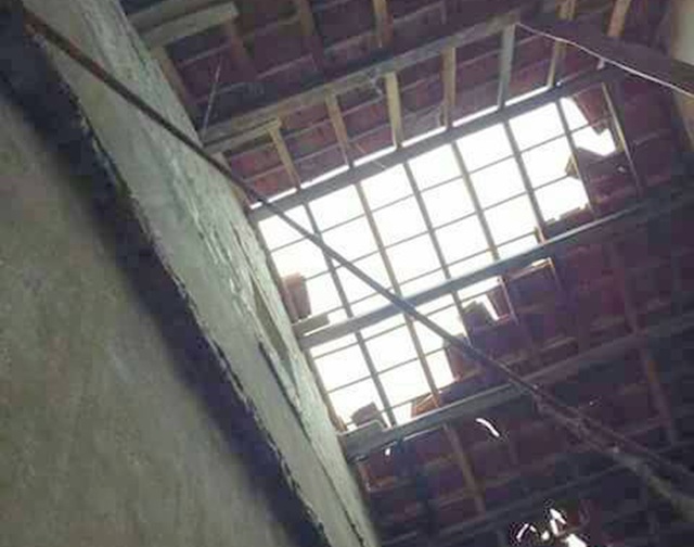 Những hình ảnh thiệt hại đầu tiên do bão số 4 gây ra - 8 Một số ngôi nhà bị lốc xoáy cuốn bay mái ngói