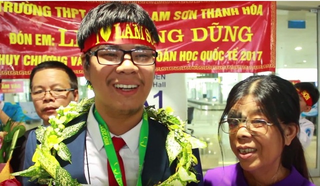 Đi dép lê sang Brazil “chinh chiến” ở đấu trường Toán học Quốc tế - 1 Lê Quang Dũng hạnh phúc bên mẹ sau chiến thắng ở Olympic Toán quốc tế.
