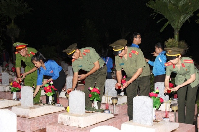 Hàng vạn ngọn nến lung linh trong đêm tri ân liệt sĩ - 6 Những ngon nến được thắp sáng với muôn tâm tình biết ơn