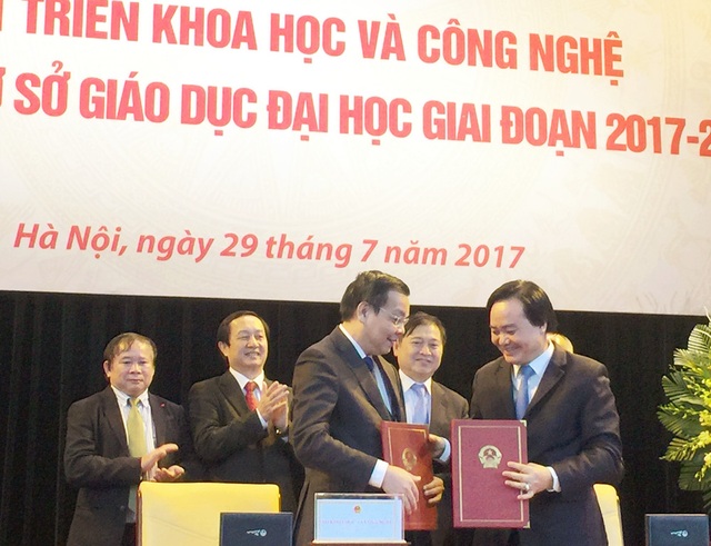 Bộ GD-ĐT và Bộ KH-CN “bắt tay” thúc đẩy nghiên cứu trong các trường ĐH - 1 Bộ trưởng Bộ KH-CN Chu Ngọc Anh (trái) kí và Bộ trưởng Bộ GD-ĐT Phùng Xuân Nhạ kí kết hợp tác.