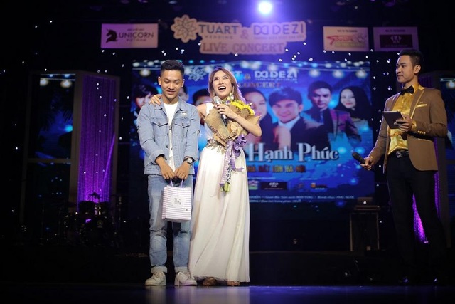 Nam sinh đạt điểm 10 Văn THPTQG bất ngờ được Mỹ Tâm ôm hôn trên sân khấu - 1
Chàng trai 18 tuổi có phần hơi bẽn lẽn khi đứng cạnh thần tượng.