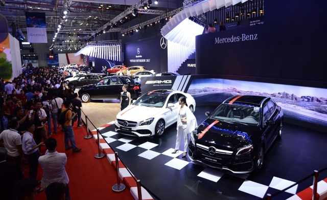 Mãn nhãn với dàn xế 60 tỷ từ Mercedes-Benz - 1 Mercedes-Benz Việt Nam (MBV) mang đến VMS 2017 nhiều mẫu xe nhất, bao gồm 13 xe trưng bày trong nhà và 12 xe ở khu vực “Xe đã qua sử dụng chính hãng”.