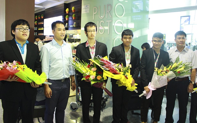 Đón mừng các chàng trai Olympic Tin học Quốc tế trở về - 1 Đoàn Olympic Tin học Quốc tế thành công trở về.