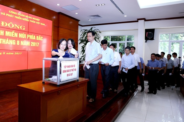 Lũ lịch sử ở Yên Bái: Vẫn còn 9 người mất tích - 3 Công đoàn ngành nông nghiệp ủng hộ đồng bào vùng thiệt hại do mưa lũ.