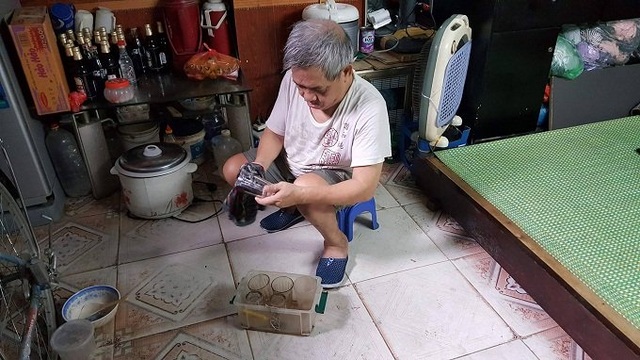 Tình yêu khó tin của chàng trai phố cổ và cô gái bán hàng rong - 2
Ông Hùng chuẩn bị cốc cho vợ đi bán nước. Ảnh: Hồ Mặc Mặc