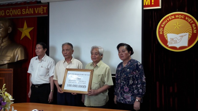 Quỹ Khuyến học Việt Nam hỗ trợ 100 triệu đồng tới Hội Khuyến học Sơn La khắc phục hậu quả do lũ - 1
Đại diện lãnh đạo Trung ương Hội Khuyến học Việt Nam đã hỗ trợ 100 triệu đồng, trích từ quỹ Khuyến học Việt Nam gửi tới các trường học thuộc vùng bị ảnh hưởng thiên tai của tỉnh Sơn La khắc phục hậu quả lũ quét.