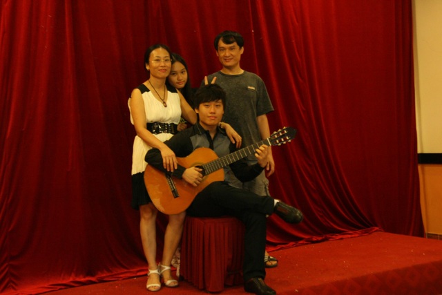 Từ chối 3 trường nước ngoài, nam sinh chọn Đại học FPT - 1
Vũ Thành Trung (cầm đàn guitar) cùng gia đình của mình trong một sự kiện dành cho học sinh tại trường trung học