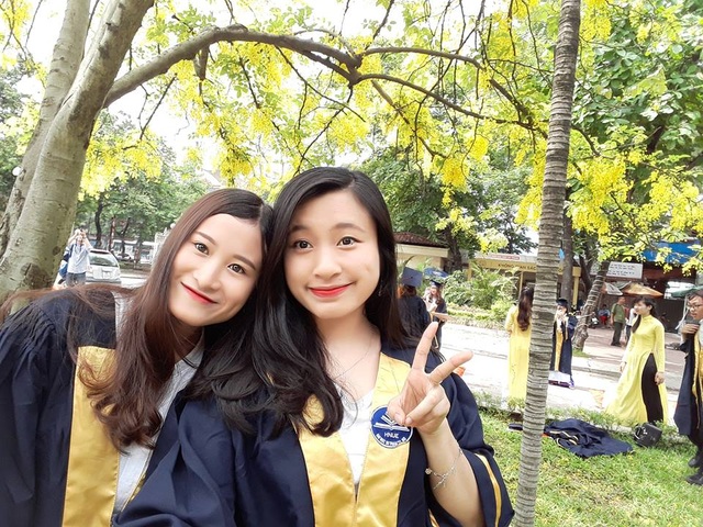 Niềm hạnh phúc lớn của nữ thủ khoa đầu ra trường ĐH Sư phạm Hà Nội - 1 Với điểm trung bình toàn khóa 3,83/4, Phan Thị Thu Hiền (bên phải) tốt nghiệp Thủ khoa loại Xuất sắc Đại học Sư phạm Hà Nội năm 2017, chuyên ngành Sư phạm Ngữ văn chất lượng cao.