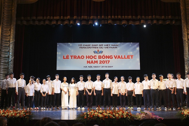 Trao 550 suất học bổng Vallet đến học sinh, sinh viên phía Bắc - 1 Học sinh các trường THPT khu vực miền Bắc trong Lễ trao học bổng Odon Vallet.
