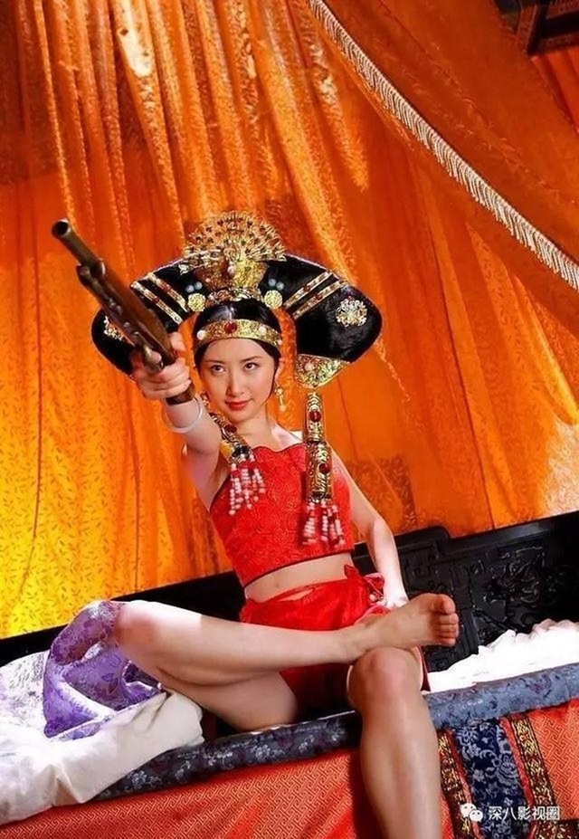 Mỹ nhân Hoa suýt "gãy cổ" vì những búi tóc khổng lồ - 2 Mỹ nhân Hoa suýt "gãy cổ" vì những búi tóc khổng lồ - 2
