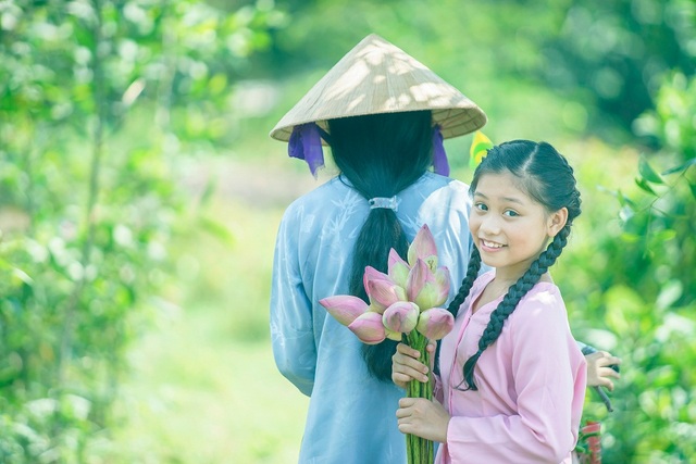 Mùa Vu Lan lắng nghe MV “Mẹ” của giọng ca nhí Võ Khánh Ngọc - 1 “Mẹ” là ca khúc nói lên nỗi day dứt, ân hận của người con khi nhận ra mẹ đã rời xa. Trong MV này, NSUT Hạnh Thúy đã đảm nhận luôn cả 2 vai: người mẹ ngày xưa và đứa con khi lớn lên trở thành mẹ. Võ Khánh Ngọc đã nhập tâm vào vai diễn của mình với những cảm xúc chân thật về tình mẫu tử được đẩy lên cao trào khiến người xem không khỏi xót xa.