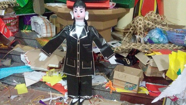 Làng nghề hối hả 'bung' hàng mã, xuất xưởng cả osin cõi âm - 2 Giá trung bình của một hình nhân osin khoảng 25.000 đồng..