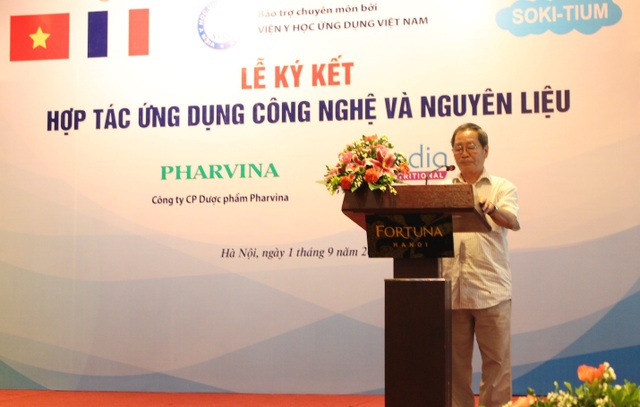 Lễ ký kết "Hợp tác ứng dụng công nghệ và nguyên liệu" - 1 PGS. TS. Phạm Văn Hoan, Phó viện trưởng - Viện Y học ứng dụng phát biểu khai mạc buỗi lễ ký kết.