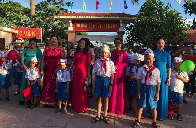 Rộn ràng lễ khai giảng năm học mới trên mọi miền Tổ quốc - 34 Cô và trò trường Tiểu học Đông Vĩnh phấn chấn trong ngày khai giảng. (Ảnh: Nguyễn Duy)