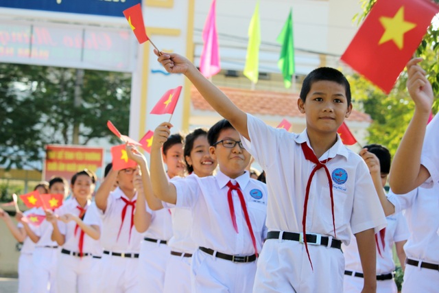 Rộn ràng lễ khai giảng năm học mới trên mọi miền Tổ quốc - 49 Nghi thức chào đón hơn 230 học sinh chuyển cấp về trường mới của THCS Lương Thế Vinh (ảnh: Trung Thi)
