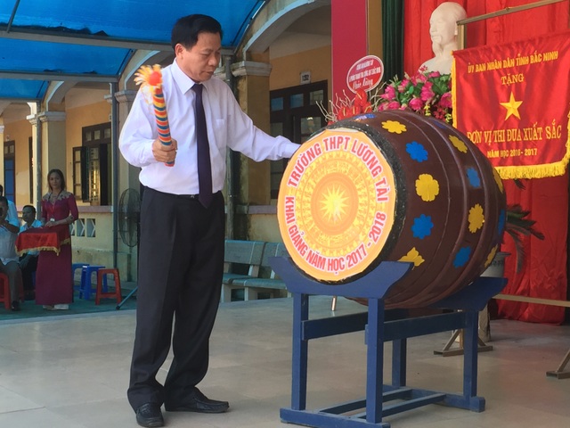 Rộn ràng lễ khai giảng năm học mới trên mọi miền Tổ quốc - 54
Đồng chí Nguyễn Nhân Chiến - Bí thư Tỉnh ủy Bắc Ninh đánh trống khai trường tại trường THPT Lương Tài.