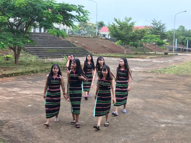 Nụ cười rạng rỡ của học sinh dân tộc thiểu số trong lễ khai giảng - 13 Các nữ sinh ngày đầu năm học mới (ảnh Dương Phong)