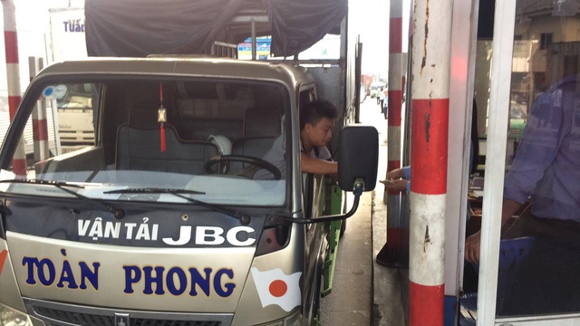 Trạm BOT quốc lộ 5 "tê liệt" vì tài xế lại dùng "chiêu" tiền lẻ - 15 ... sau đó anh này tiếp tục đi vào trạm, tắt máy xe và đếm từng tờ tiền lẻ để mua vé.