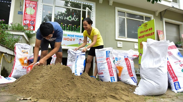Hà Nội: Người dân hối hả “đắp đê” trước cửa nhà phòng mưa ngập sau bão - 1
Lo sợ ảnh hưởng của hoàn lưu bão số 10 có thể gây mưa lớn, ngập lụt nhiều người dân tại khu đô thị Nam An Khánh (Hoài Đức, Hà Nội) đã mua cát về, đóng thành bao tải “đắp đê”, chắn sóng trước cửa nhà.