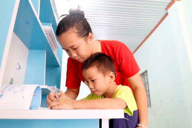 Lắng nghe ước mơ để thắp sáng tương lai trẻ thơ Việt - 1 Bé Hoàng Vũ rất chăm học, mỗi khi tới giờ rèn luyện chữ đều tự giác ngồi vào bàn.