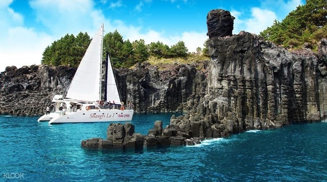 Trải nghiệm những cảm giác mê hoặc với tour cao cấp mới tại Jeju - 2
Ngắm cột đá từ du thuyền là một trải nghiệm khó quên. (Nguồn: Tổng cục Du lịch Hàn Quốc)