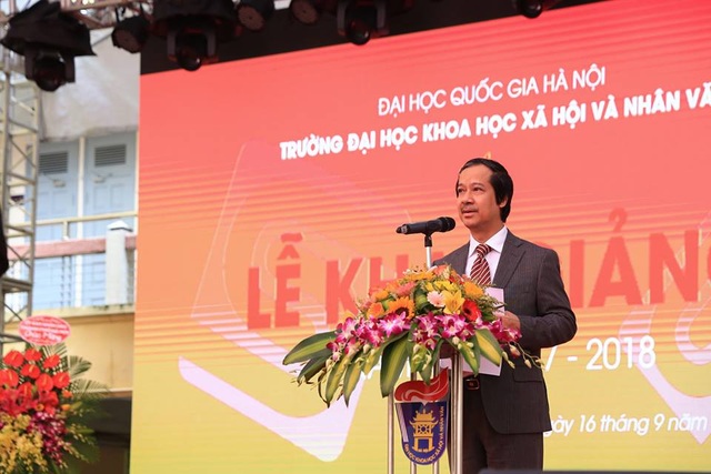 Giám đốc ĐH QGHN: "Thời đại mới, sinh viên phải tích lũy cho mình cái bất biến” - 1
PGS.TS. Nguyễn Kim Sơn - Giám đốc ĐHQGHN có bài diễn văn sâu sắc nhắn nhủ các sinh viên tại lễ khai giảng trường ĐH KHXH&NV ngày 16/9. (Ảnh: Ngọc Tùng)