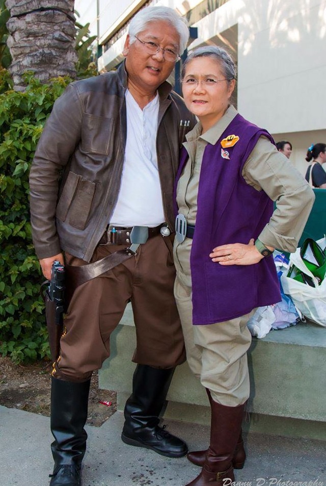 Cặp vợ chồng già đam mê cosplay gây sốt - 1 Hai vợ chồng vui vẻ khoác lên mình bộ trang phục của Han Solo và Leia Organa Solo trong phim “Star Wars”