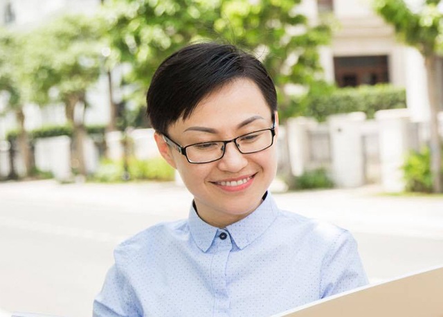 “Hoa hậu tóc ngắn” Hoài Xuyên thành công nhờ tự tin - 1 Với khả năng vấn đáp thông minh, lưu loát trong phần thi ứng xử của Mrs. Áo dài Việt Nam 2017, người đẹp 35 tuổi đã để lại nhiều ấn tượng sâu sắc trong lòng công chúng.