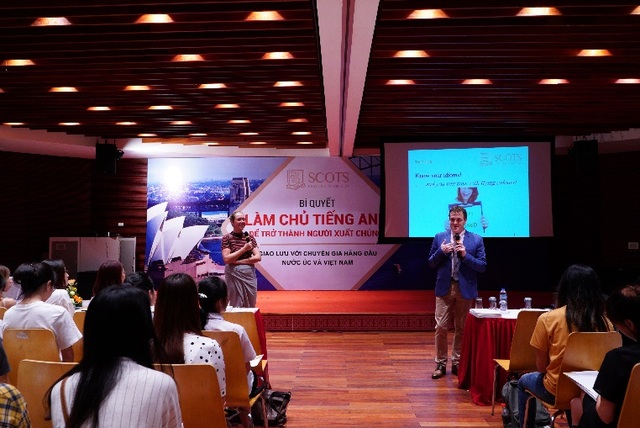 Các bạn trẻ háo hức khám phá "Bí kíp làm chủ tiếng Anh để trở thành người xuất chúng” - 1
Thầy Joseph Lynch và cô Julia đã chia sẻ bí quyết để học, vận dụng và thực hành tiếng Anh hiệu quả
