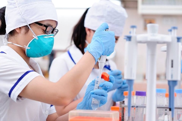 40 năm hiếm muộn, người đàn ông bật khóc nức nở nhận lại con trai - 3
Một khâu trong quá trình xét nghiệm ADN (Ảnh: Nhân vật cung cấp)