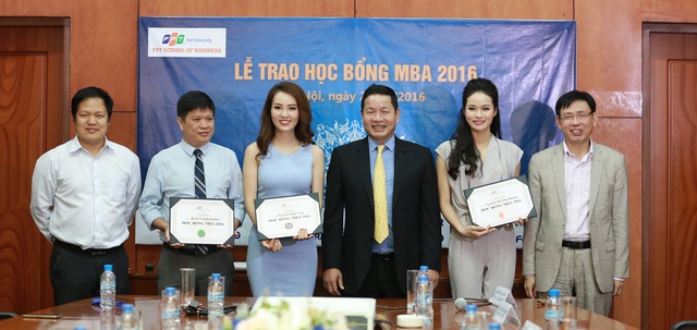 FSB công bố quỹ học bổng MBA trị giá 4 tỷ đồng dành cho nhà lãnh đạo tương lai - 1 Á hậu Thụy Vân và MC Thu Hương trong buổi lễ trao học bổng MBA năm 2016.