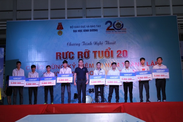 SV ngành điện tử: Nhà trường “khuyến hành”, doanh nghiệp "khuyến tập" - 1
Ông Phạm Văn Tam - Chủ tịch Tập đoàn điện tử Asanzo trao học bổng cho các em có hoàn cảnh đặc biệt nhưng đạt thành tích xuất sắc.