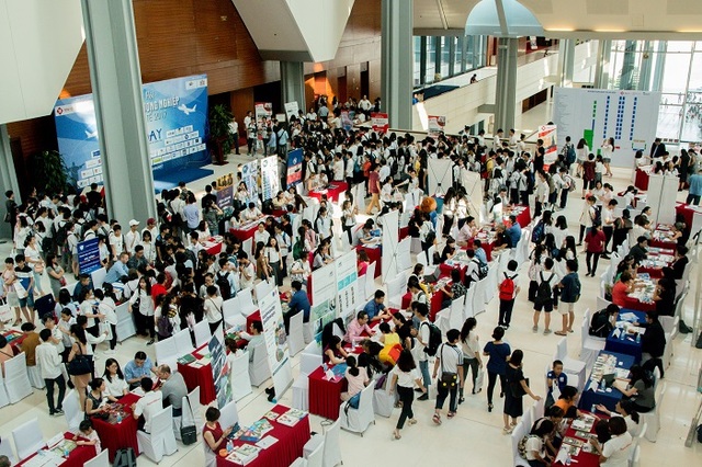 Ban tổ chức Ngày hội IE Day 2017 gửi lời xin lỗi đến quý khách hàng - 1
Hàng nghìn học sinh, sinh viên tham dự Ngày hội Du học và Hướng nghiệp Quốc tế