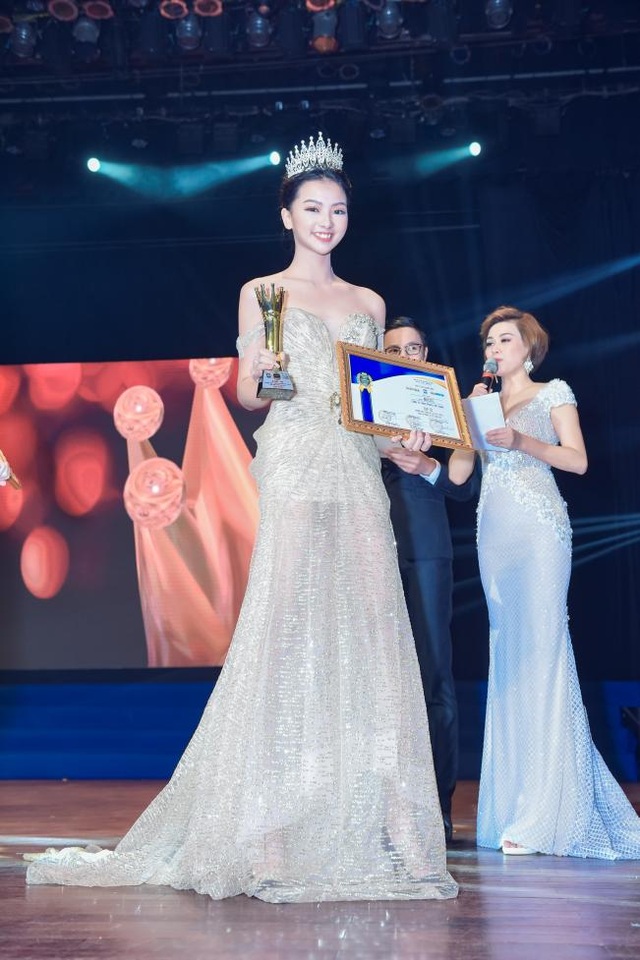 Nữ doanh nhân 21 tuổi được vinh danh trong lễ tôn vinh doanh nhân Sắc - Tâm - Tài 2017 - 1
Nữ doanh nhân Nguyễn Thị Nhật Anh trên sân khấu lễ vinh danh