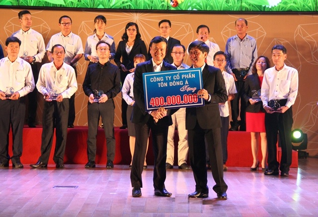 166 suất học bổng đến với học sinh nghèo dịp Tết trung thu - 1 Công ty CP Tôn Đông Á trao 400 triệu đồng cho Quỹ Bảo trợ trẻ em tỉnh Bình Dương.